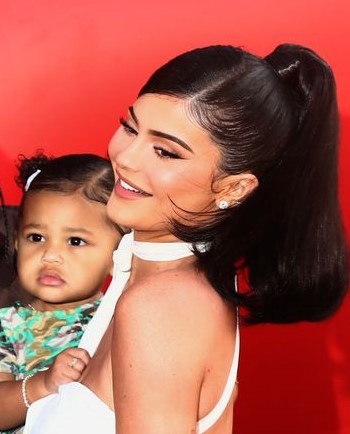 カイリー・ジェンナー、胸元ざっくりの「大胆ドレス」でクリスマス満喫！…4歳の娘ストーミとの仲良しショットも公開(Harper’s BAZAAR（ハーパーズ バザー）)