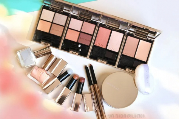 【ルナソル】2023年春新作コスメがおしゃれ！人気美容家が全色レビュー(MORE)