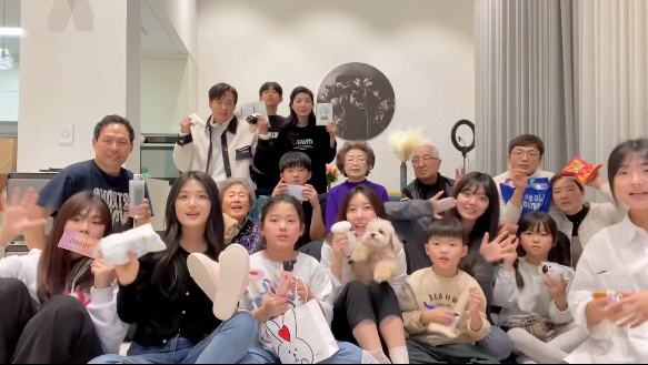 イ・ジフン＆アヤネさん　大家族18人とにぎやかな新年…甥っ子たちにプレゼントの山(朝鮮日報日本語版)