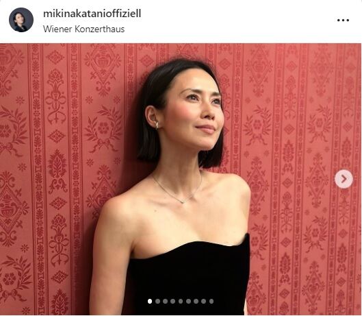 中谷美紀、肩もあらわなイブニングドレスでドイツ人ビオラ奏者の夫との２ショット公開(スポーツ報知)