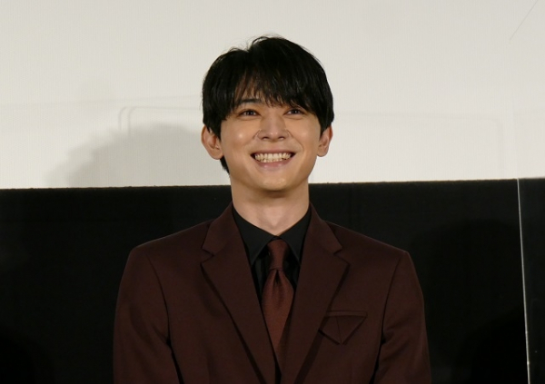 吉沢亮「大変失礼いたしました！」　妻役からの“暴露”にアタフタ(映画.com)