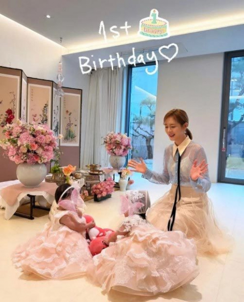 ソン・ユリ、双子の娘が満1歳を迎えた現場を公開…幸せあふれる笑顔(朝鮮日報日本語版)