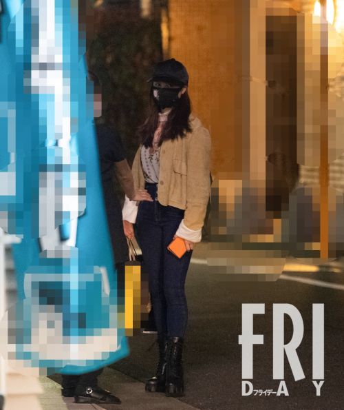 エステで自分磨き＆ロケ現場へ直行…土屋太鳳が片寄涼太と密かに愛を育んでいた頃の「オフショット集」(FRIDAY)