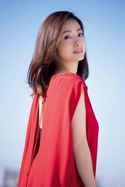 上戸彩が肩出しドレスで大悩殺…37歳“美しすぎる人妻”が好感度をキープし続けるワケ(日刊ゲンダイDIGITAL)