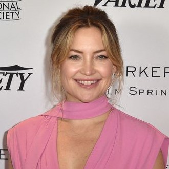 人気俳優が語った、3人の父親と3人の子どもの共同育児「従来の愛や結婚という考えの強制には興味がありません」(コスモポリタン)