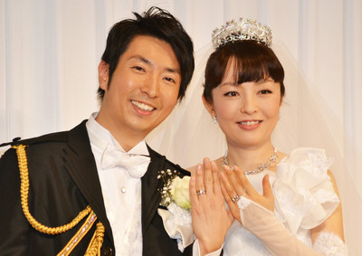 有村昆＆丸岡いずみ、代理母出産で男児誕生 親子スリーショットで幸せ報告（シネマトゥデイ）