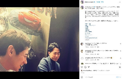 小泉進次郎、兄・孝太郎と笑顔の2ショット　息子の誕生日に「恐竜と昆虫フィギュアを持って駆けつけてくれました」(ねとらぼ)