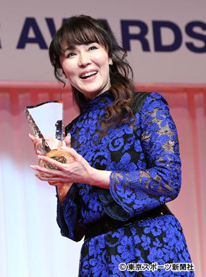 浅野ゆう子　照れ笑いで結婚報告「ハンサム？そうですね」（東スポWeb）