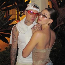 ヘイリー・ビーバー、“美脚チラ見え”のスリットドレスやレースキャミなど「Y2Kルック」が止まらない！(Harper’s BAZAAR（ハーパーズ バザー）)