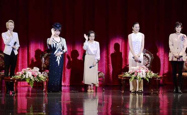 宝塚の醜聞は昔からの「伝統」だった…所属演出家が20代女性助手に性加害寸前のセクハラ（元木昌彦）(日刊ゲンダイDIGITAL)