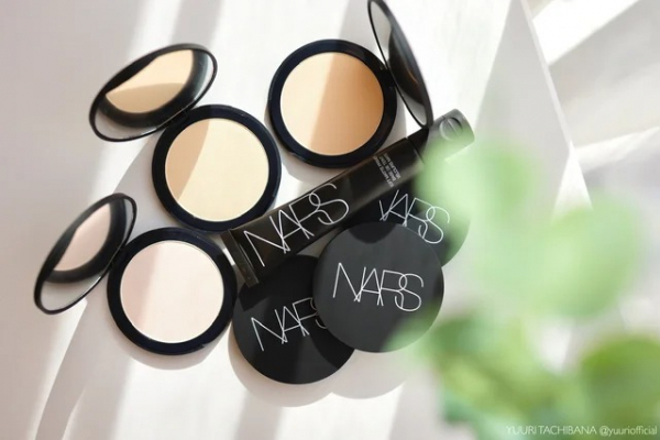 【2023新作】NARSフェイスパウダー＆プライマーが大優勝！ コスメマニア美容家立花ゆうりがコスメレビュー(MORE)