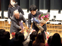 助演男優賞の松坂桃李に花束持った観客１００人が殺到…ヨコハマ映画祭（スポーツ報知）