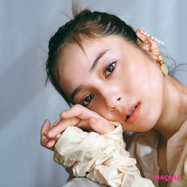 佐々木 希さんが魅せる春メイク。マーメイドブルーでキャッチーな眼差しに(MAQUIA　ONLINE)