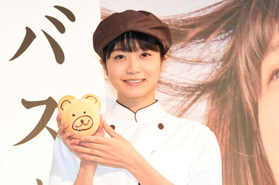 「パンバス」深川麻衣がパン屋の制服でファンに“くまさんパン”手渡し（映画ナタリー）