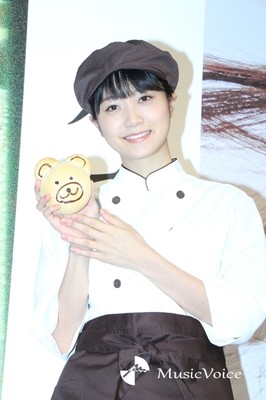 深川麻衣、パン屋で一日店長　笑顔で「くまさんパン」手渡し（MusicVoice）