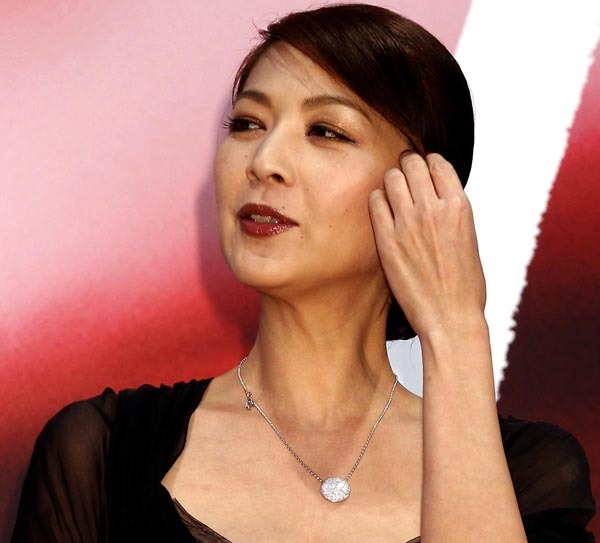 飯島直子が残り物を食べ、白髪ぬき…“映え”度外視、50代独身のリアルに女性の共感集まる(日刊ゲンダイDIGITAL)