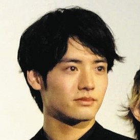 『舞いあがれ！』表札をはさんだ梅津夫妻の“モデル風ショット”『このお顔は貴司君ではなくて赤楚君』(中日スポーツ)