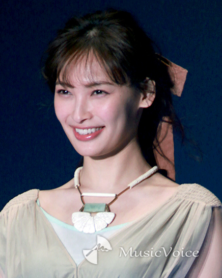 大政絢、ワンオクToruとの結婚式を報告　寄り添う姿に「とてもお似合い」「美しい！」(MusicVoice)