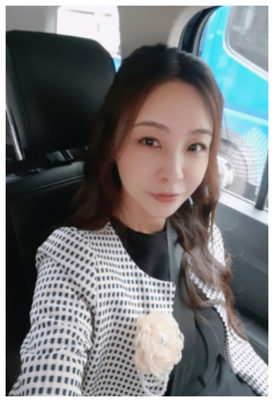 インリン、長男の小学校卒業に「ここまでよく成長したなぁ」　上品ワンピースコーデの自撮りも(ねとらぼ)