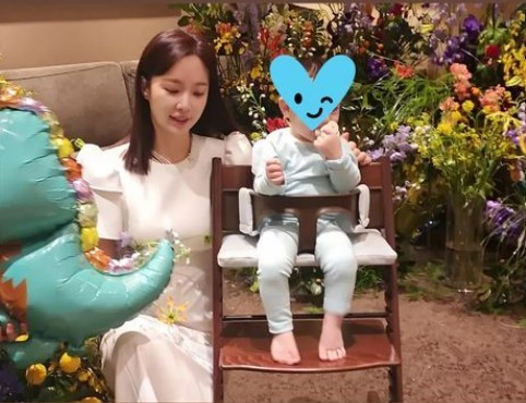 ファン・ジョンウム「幸せ家族」次男の満1歳誕生日パーティー写真公開(朝鮮日報日本語版)