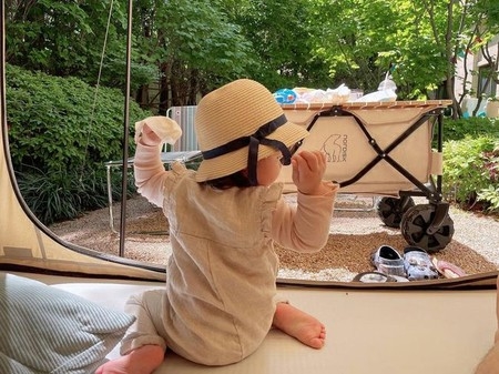 女優チェ・ジウ、娘＆愛犬がキャンプを楽しむ姿を公開…“ママ似”の愛らしい魅力に視線集中(WoW!Korea)