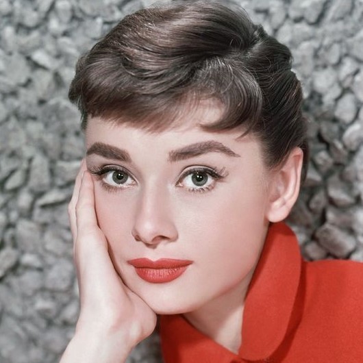 時代を超えて愛され続ける、オードリー・ヘプバーンの貴重写真(コスモポリタン)