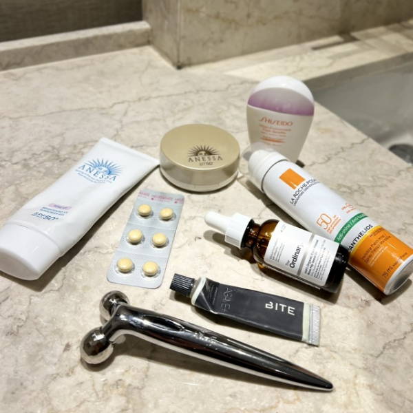 旅行に持っていくべきアイテム8選【40代の紫外線対策】(Marisol)