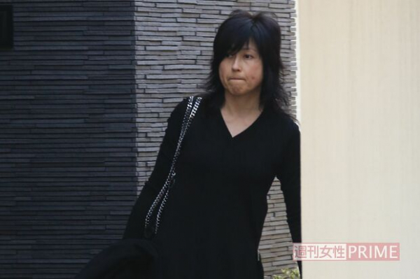 岸谷香、熱心な“教育ママ”が金髪ロン毛で口ピアスのTikTokerになった息子のために起こしていた“願書騒動”(週刊女性PRIME)