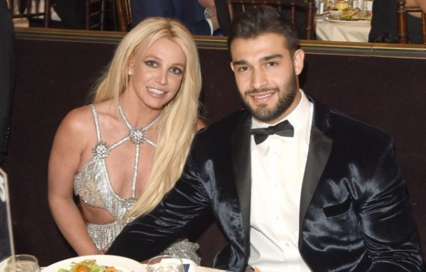 ブリトニー・スピアーズ、結婚生活に暗雲？　結婚指輪を外し夫抜きでバカンスへ(ELLE DIGITAL)