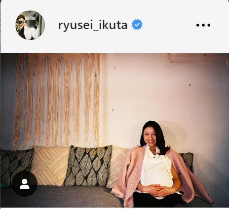 元フジアナ三田友梨佳さんが大きくなったおなかに笑顔で手を添える写真 フジ生田竜聖アナが公開(日刊スポーツ)