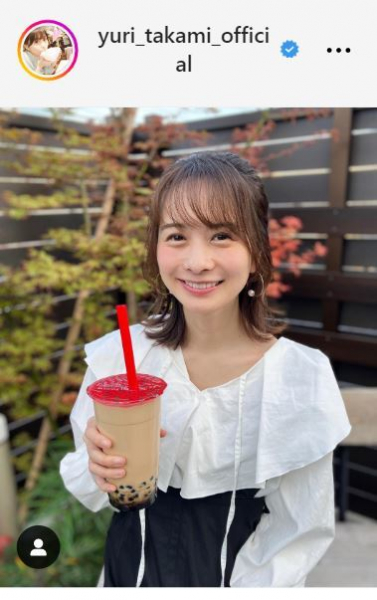 高見侑里、黒糖タピオカミルクティー片手に笑顔の写真「どんだけ小顔かがこれでよく分かります」(日刊スポーツ)