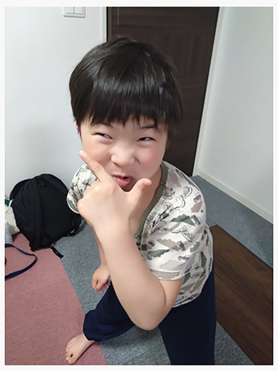 ちっちゃい山田花子だ! ヘアカットした6歳次男にファン驚き「そっくり」「瓜二つ」(ねとらぼ)