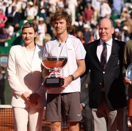 モナコのアルベール大公&シャルレーヌ公妃、「離婚報道」後初めて夫婦そろって登場! 円満をアピールか(Harper’s BAZAAR(ハーパーズ バザー))