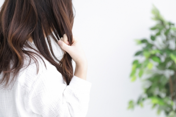 抜け毛を引き起こす原因とは？　不安に煽られず、薄毛を予防する考え方【美容師解説(オリコン)