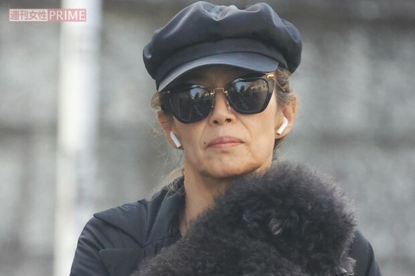 萬田久子、“80歳のおばあちゃん”を演じきるも愛犬散歩姿が物語る「美脚と健脚の秘訣」(週刊女性PRIME)
