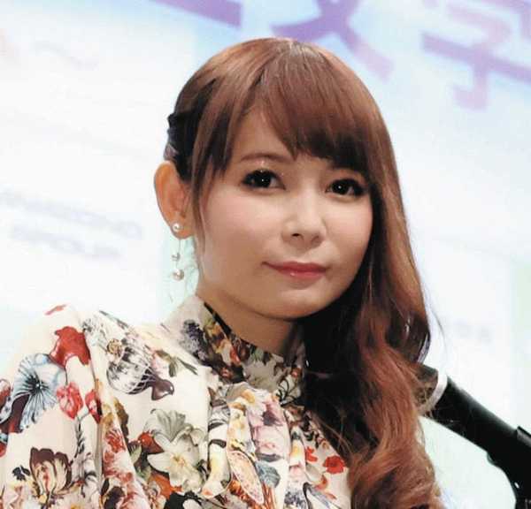 中川翔子が電撃結婚 同年代の一般男性と「動物が大好きで夢に向かって働く姿を尊敬」しょこたんフェスでファンに直接報告へ(中日スポーツ)