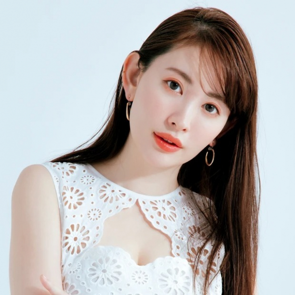 【小嶋陽菜&峯岸みなみ】ココさえ綺麗だと自信が持てる!というパーツは?(MAQUIA ONLINE)