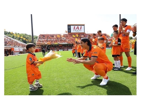 高城亜樹、夫・高橋祐治のJ200試合達成に感慨「これからも家族で、たくさん応援」 3歳長男が花束贈呈(ねとらぼ)