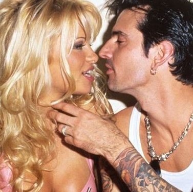 暴力・逮捕・親権争い…交際4日で結婚した「パメラ＆トミー」の波瀾万丈な恋愛(コスモポリタン)