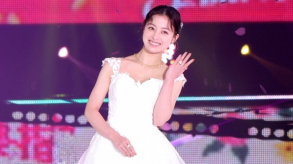 橋本環奈、純白の”ウエディングドレス”でガルアワ初降臨!『王ささ』山田涼介との共演ドラマを番宣＜GirlsAward＞(WEBザテレビジョン)