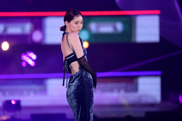 江野沢愛美、タイトワンピの大胆背中見せファンションで会場魅了 結婚後初の公の場 ＜GirlsAward 2023 S／S＞＜GirlsAward＞(WEBザテレビジョン)