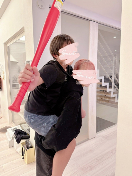 辻希美、15歳長女が12歳長男をおんぶ！仲良し姉弟のレアSHOT公開「ほぉ～んとに 産んで良かった」(E-TALENTBANK)