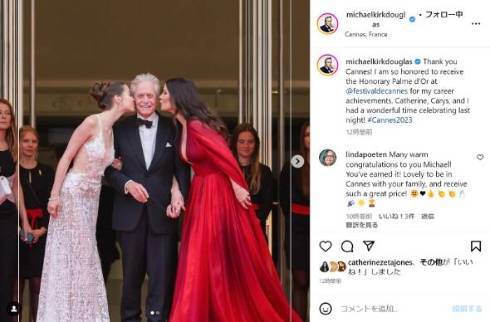 「何て美しい一家」「君はラッキーな男だ」　マイケル・ダグラス、美人妻＆20歳娘に挟まれた美しすぎるキスショット(ねとらぼ)