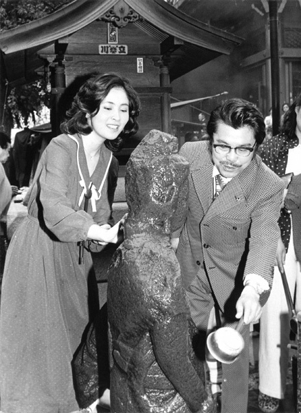 西崎緑さん芸道60周年 「思い出の1枚」は20歳の記念の曲のヒット祈願で恩師・遠藤実さんと(日刊ゲンダイDIGITAL)