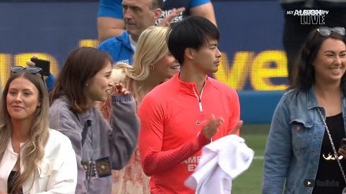 ブライトン三笘薫選手、新婚の妻とピッチに登場 レアな夫婦ショットに「初めて見た」「デレデレ三笘さん」と反響(ねとらぼ)