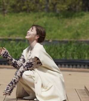 白石麻衣、緑に囲まれた涼やかな一枚に「自然なまいやんが見れて幸せ！」などと絶賛の嵐！！(現代ビジネス)