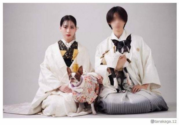 初恋人と結婚のパパラピーズ・タナカガ、夫＆ペットとの“和装”家族写真公開「美しい」「素敵」と反響(モデルプレス)