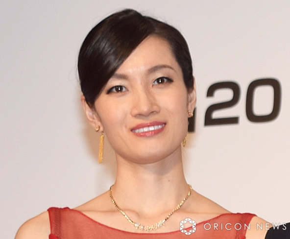 荒川静香、5歳息子と手繋ぎ　『Fantasy on Ice』舞台裏で“母の顔”(オリコン)