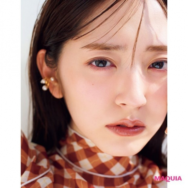 【鈴木愛理さん】ダークブラウンのツヤリップで今っぽヘルシー顔に(MAQUIA　ONLINE)