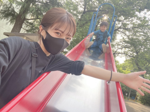 辻希美、三男との買い物帰りの“お遊びSHOT”公開「今日は暑すぎたぜぃ」(E-TALENTBANK)